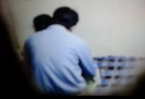 આ દરમિયાન પ્રેમિકાએ લગ્ન કરવાની વાત કરી તો યુવકે આ વીડિયો બતાવી તેણીને ધમકાવી હતી. જો લગ્ન કરવાની વાત કરીશ તો ફેસબુક અને વ્હોટ્સએપાં આ વીડિયો વાયરલ કરી દઈશ તેવી તે ધકમી આપતો હતો.