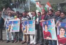 ઝાંસીની રાણીના અવતારમાં દેખાઇ પ્રિયંકા ગાંધી, યોગીના ગઢમાં લાગ્યા પૉસ્ટર, જુઓ તસવીરો