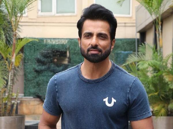 જાણકારી અનુસાર, સોનૂ સૂદ જુહૂ વિસ્તારમાં પોતાના ઘરમાં ગેરકાયદેસર રીતે હોટલ ચલાવી રહ્યો હતો. આ ઘને તેણે હોટલમાં ફેરવી નાંખ્યું હતું. આ મામલે મુંબઈ મહાનગર પાલિકાએ સોનૂ સૂદને નોટિસ ફટકારી છે. નોટિસમાં કહેવામાં આવ્યું છે કે, તેણે મંજૂરી વગર નિર્માણ કાર્ય કર્યું છે.