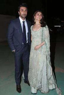 રણવીર-આલિયાની ફરી એકવાર દેખાઇ જબરદસ્ત કેમેસ્ટ્રી, એકબીજાની બાહોમાં હાથ નાંખીને પહોંચ્યા એવોર્ડ ફંક્શનમાં