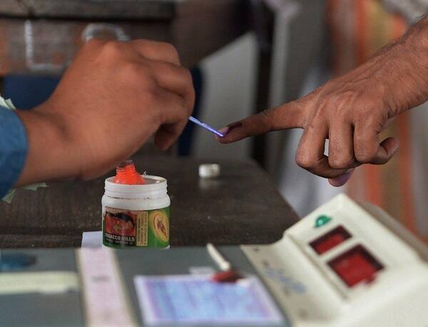 મોદી સરકારના પાંચ વર્ષ પૂર્ણ થવા જઈ રહ્યા છે ત્યારે આગામી માર્ચ-એપ્રિલમાં યોજાનાર લોકસભાની ચૂંટણી પર સૌની નજર મંડાઈ છે. સત્તા ટકાવી રાખવા ભાજપ માટે તો સત્તા મેળવવા માટે કોંગ્રેસ છાવણીમાં એડીથી ચોટીનું જોર લગાવાઈ રહ્યું છે. લોકસભાની ચૂંટણી સમયસર યોજાશે કે વહેલા યોજાશે એ અત્યારે ચર્ચાનો મુદ્દો બન્યો છે. આ સંજોગોમાં ચૂંટણી પંચ દ્વારા વહેલી ચૂંટણી યોજવા અંગે વધુ એક સંકેત આપ્યો છે. 