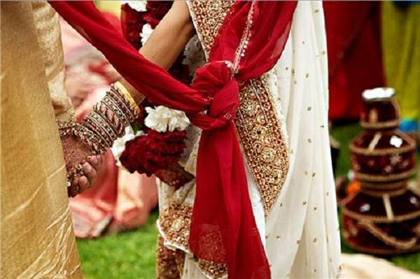 સામાન્ય જમણવાર જેવી બાબતમાં કલાક પહેલાં ચોરીનાં ચાર ફેરા ફરી દાંપત્ય જીવનનાં તાંતણે બંધાયેલ દંપતી છુટ્ટા પડી જતાં જાન લીલાં તોરણે પાછી લઈ જવી પડી હતી. આ ઘટના બનતાં સૌ કોઈ ચોંકી ગયા હતાં.