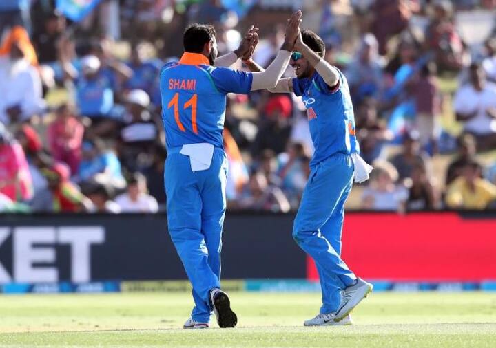 મોહમ્મદ શમીઃ ટેસ્ટ બાદ વન ડેમાં મોહમ્મદ શમી શાનદાર પ્રદર્શન કરી રહ્યો છે. આજની મેચમાં તેણે 41 રન આપીને 3 વિકેટ ઝડપી હતી. આ માટે તેને મેન ઓફ ધ મેચ જાહેર કરવામાં આવ્યો હતો. પ્રથમ વન ડેમાં પણ તેણે શાનદાર બોલિંગ કરીને 3 વિકેટ લીધી હતી. જે માટે તેને મેન ઓફ ધ મેચ જાહેર થયો હતો. ત્રણ મેચમાં બે વખત શમી મેન ઓફ ધ મેચ બન્યો છે.