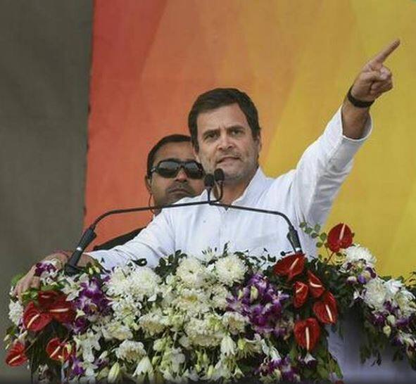 રાહુલ ગાંધીએ કહ્યું, અમે બે હિંદુસ્તાન નથી માંગતા. એક હિંદુસ્તાન હશે અને આ હિંદુસ્તાનમાં દરેક ગરીબ વ્યક્તિને ન્યૂનતમ વેતન આપવાનું કામ કૉંગ્રેસ પાર્ટીની સરકાર કરશે. આ કામ આજ સુધી દુનિયાની કોઈ પણ સરકારે નથી કર્યું. આ કામ દુનિયામાં સૌથી પહેલા હિંદુસ્તાનની 2019 બાદ કૉંગ્રેસની સરકાર કરવા જઈ રહી છે. 