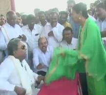 કર્ણાટક: પૂર્વ મુખ્યમંત્રી સિદ્ધારમૈયાએ મહિલા સાથે કર્યું ખરાબ વર્તન, માઈક સાથે દુપટ્ટો ખેંચ્યો