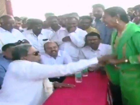 રિપોર્ટ્સ મુજબ મહિલા, સિદ્ધારમૈયા પાસે કોઈ ફરીયાદ લઈને પહોંચી હતી. પરંતુ જેવી મહિલાએ પોતાની વાત કહેવાની શરૂઆત કરી, ત્યારે સિદ્ધારમૈયાને ગુસ્સો આવ્યો અને તેમણે મહિલ પાસેથી માઈક છીનવી લીધુ હતું. જ્યારે સિદ્ધારમૈયાએ મહિલા પાસેથી માઈક છિનવ્યું ત્યારે તેનો દુપટ્ટો પણ હાથમાં આવી ગયો હતો. આ ઘટના બાદ થોડીવારમાં આ વીડિયો સોશિયલ મીડિયા પર વાયરલ થયો હતો.