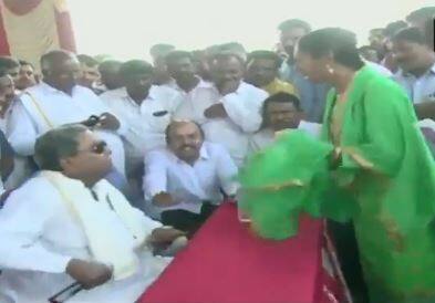 મહિલાએ સિદ્ધારમૈયાના આ વર્તનથી કોઈ પરેશાની નહી હોવાની વાત કરી છે. તેમણે કહ્યું, મને કોઈ વાંધો નથી. તેઓ સૌથી સારા મુખ્યમંત્રી છે. આ મામલામાં મારી ભૂલ હતી. મારે તેમની સાથે આ પ્રકાર વાત ન કરવી જોઈએ. તેઓ ગુસ્સે થયે હતા કારણ કે મે જોરથી ટેબલ પર માર્યું હતું.