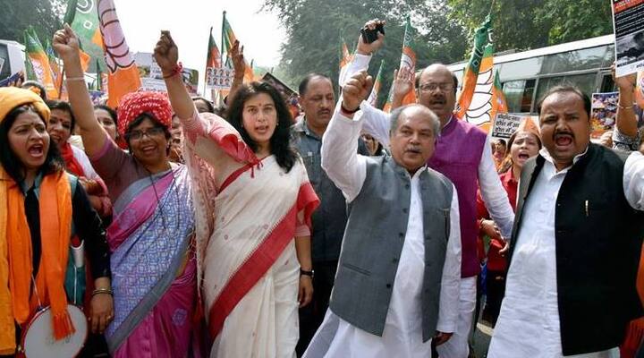 મધ્ય પ્રદેશ કોંગ્રેસ સાંસદે કહ્યું હતું કે, તેમની પાસે પ્રિયંકા ગાંધી જેવો સુંદર ચહેરો છે. જેનો જવાબ આપતાં સરોજ પાંડેયે કહ્યું કે, તેઓ માત્ર મહિલાઓની સુંદરતા અંગે જ વિચારી શકે છે. કોંગ્રેસે પ્રિયંકાના બાળકોને પણ રાજનીતિમાં લાવી દેવા જોઈએ અને તેમના પતિને કોષાધ્યક્ષ બનાવી દેવા જોઈએ. 