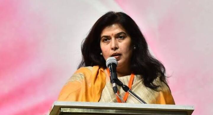 સરોજ પાંડેયે રાહુલ ગાંધી પર પ્રહાર કરતાં કહ્યું કે, લોકો કહી રહ્યા છે કે પ્રિયંકા ગાંધી હુકમનો એક્કો છો તો શું અત્યાર સુધી તેઓ જોકર સાથે રમતા હતા. જો કોંગ્રેસ તેને હુકમનો એક્કો માને છે તો જોકર પર સમય વેડફવાના બદલે સારું હોત કે પ્રિયંકાને પહેલા જ લઈ આવત.