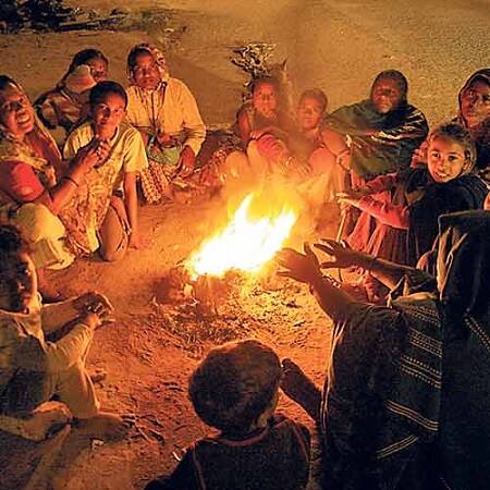 સૌરાષ્ટ્ર-કચ્છ સહિત ગુજરાતમાં ઠંડીનું કાતિલ મોજું ફરી વળ્યું છે. સમગ્ર ગુજરાતમાં ઠંડો પવન લાગે છે. ત્યારે અમદાવાદમાં મોસમની સૌથી વધુ ઠંડી 8.6 ડિગ્રી નોંધાઈ છે. જ્યારે નલિયામાં 6.7, ડીસામાં 7, ગાંધીનગર 7.4, વડોદરા 7.6, વલસાડ 9.1 અને કંડલા 9.1 ડિગ્રી તાપમાન નોંધાયું છે.
