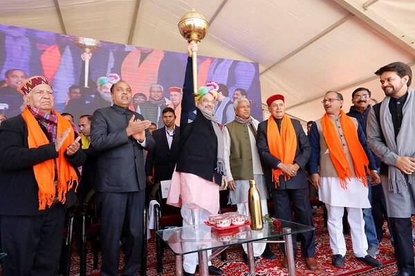 ભાજપ અધ્યક્ષે પોતાના વક્તવ્યમાં કહ્યું હતું કે, દેશના સંરક્ષણમાં રાત દિવસ એક કરનારા જવાનો અને તેમના પરિવારજનોના હિતની રક્ષા કરવાની પ્રાથમિકતા ભાજપ સરકારની છે. પરિણામે અમારી પાર્ટીના વન રેન્ક વન પેન્શન (OROP)અને કોંગ્રેસમાં મહત્વનો તફાવત રહેલો છે. અમારું ઓઆરઓપી દેશના જવાનો અને તેમના પરિવારોની સુખાકારી માટે છે જ્યારે કોંગ્રેસનું OROP એટલે ઓનલી રાહુલ ઓનલી પ્રિંયકા! 