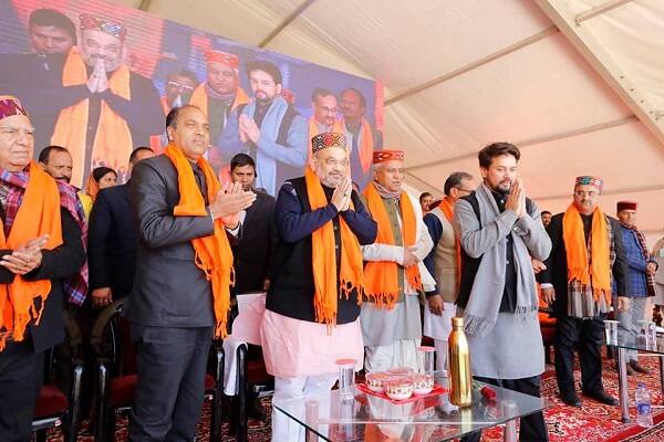 ભાજપ અધ્યક્ષે જણાવ્યું હતું કે, રાહુલ ગાંધી જેએનયુમાં દેશ વિરોધી નારેબાજી કરનારાઓને શાબાશી આપીને તેમની પીઠ થપથપાવે છે. રાહુલજી તમે મારા નેતા, મોદીને જેટલી ગાળો આપવી હોય એટલી આપો પણ કાન ખોલીને સાંભળી લો કે, ભારત માતાના ટુકડાં કરવાની વાત કરી છે તો આ સરકાર કોઇને છોડશે નહીં. આવા દેશદ્રોહી લોકોની જગ્યા જેલમાં જ છે.