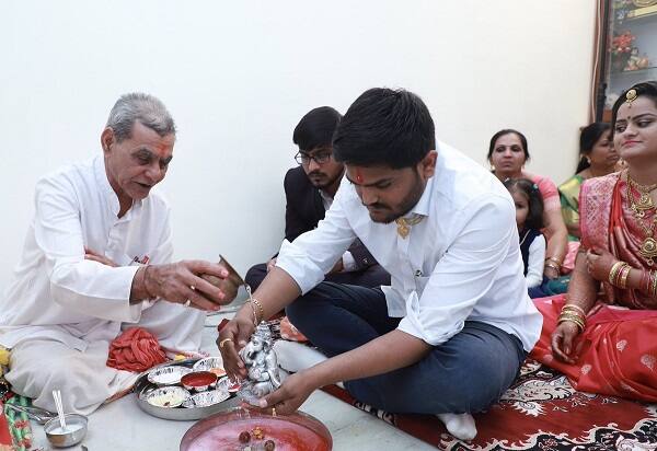 સુરેન્દ્રનગરના દિગસર ગામે કિંજલ સાથે સાત ફેરા લીધા બાદ હાર્દિકે મીડિયા સાથે વાતચીત કરતા જણાવ્યું હતું કે, બાળપણની મિત્ર હવે જીવન સાથી બની ગઈ છે.