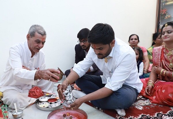 મહિલાઓ અને પુરુષો વચ્ચેનો ભેદભાવ ખતમ કરવા માટે બંને સાથે મળીને કામ કરીશું. આખી જિંદગી અમે બંને મળીને રાષ્ટ્ર અને સમાજના નિર્માણ માટે સંઘર્ષ કરીશું. નારી શક્તિ ઝિંદાબાદ. 