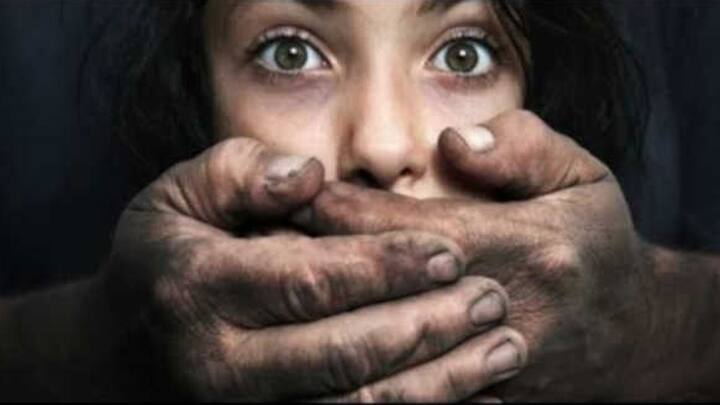 આ અંગેની વિગતો એવી છે કે, ચોકબજાર વિસ્તારમાં કપડા સિવવાનું કામ કરતાં 35 વર્ષીય યુવકે બાળકીને મફતમાં કપડા બનાવી આપવાની લાલચ આપી રૂમમાં લઈ ગયો હતો અને અહીં તેના પર બળાત્કાર ગુજાર્યો હતો.