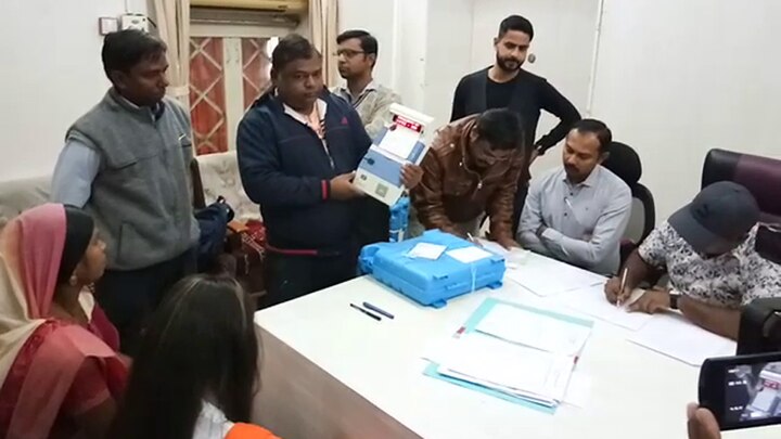 રાજપીપલા નગરપાલિકા પેટાચૂંટણીમાં કોંગ્રેસનો વિજય થયો છે. કોંગ્રેસના ચંદ્રિકા વસાવા 145 મતથી વિજયી બન્યા છે. કોંગ્રેસે ભાજપ પાસેથી બેઠક છીનવી છે. કોંગ્રેસના ઉમેદવાર ચંદ્રિકા વસાવાને 1341 મત મળ્યા છે. ભાજપના નવયુવાન ઉમેદવાર હીનલ વસાવાને 1196 મત મળ્યા છે. હવે રાજપીપળા પાલિકામાં ભાજપમાં 12 અને કોંગ્રેસના 12 સદસ્ય થતાં રોચક સ્થિતિનું નિર્માણ થયું છે.