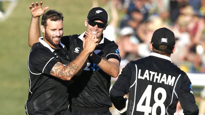 નવી દિલ્હીઃ ભારત સામે સતત ત્રણ વનડે મેચોમાં મળેલી કારમી હાર બાદ ન્યૂઝીલેન્ડનું ટીમ મેનેજમેન્ટ એક્શનમાં આવી ગયુ છે. ત્રણ વનડેમાં યોગ્ય પરફોર્મન્સ ના કરી શકનારા બે ખેલાડીઓ સોઢી અને બ્રેસવેલને ટીમમાંથી બહાર કરી દેવાયા છે. 