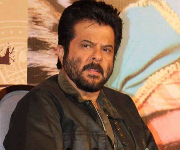 અનિલ કપૂરને જે બિમારી થઈ છે તેનુ નામ કેલ્સિફિકેશન ઓફ શોલ્ડર છે. આ બિમારીમાં શરીરના ટિશ્યુ, ધમનીઓ કે કોઈ અંગમાં કેલ્શિયમ જમા થઈ જાય છે. આ વિશે ડૉક્ટરોનું કહેવુ છે કે માનવ શરીર કેલ્શિયમનો 99 ટકા ભાગ હાડકા અને દાંતોમાં હોય છે માત્ર એક ટકા જ માંસપેશીઓ, કોશિકાઓ, ટિશ્યુ અને લોહીમાં હોય છે. કોઈ ડિસઓર્ડરના કારણે ક્યારેક ક્યારેક શરીરના કોઈ ભાગમાં વધુ કેલ્શિયમ જમા થઈ જાય છે. જે આગળ વધીને કેલ્સિફિકેશનની સમસ્યાનું રૂપ ધારણ કરી લે છે. વધુ કેલ્શિયલ જમા થવાના કારણે તે ભાગ કડક થઈ જાય છે અને તેમાં અસહ્ય દુઃખાવો રહે છે.