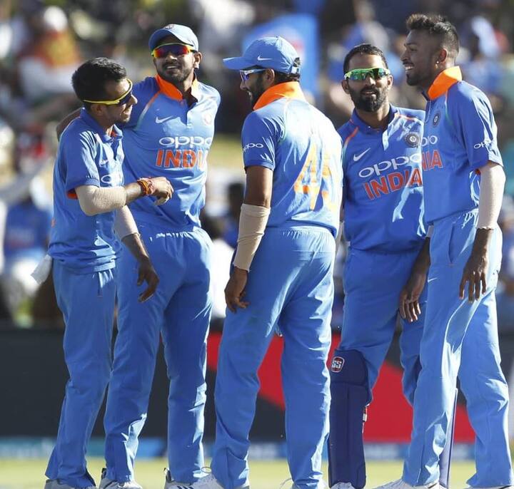 ઓકલેન્ડઃ ન્યૂઝિલેન્ડ સામેની ત્રીજી વન ડેમાં બોલર્સના શાનદાર પ્રદર્શન બાદ રોહિત શર્મા, વિરાટ કોહલીની અડધી સદીની સહાયથી યજમાન ટીમ સામે ભારતનો 7 વિકેટે આસાન વિજય થયો હતો. પ્રથમ બેટિંગ કરતાં ન્યૂઝિલેન્ડની ટીમ 49 ઓવરમાં 243 રનમાંમાં સમેટાઇ ગઇ હતી. ભારતે આ લક્ષ્યાંકને 43 ઓવરમાં 3 વિકેટે આસાનીથી વટાવી લીધું હતું. આ સાથે જ ભારતે પાંચ મેચની વન-ડે શ્રેણીમાં ૩-૦ની સરસાઇ હાંસલ કરી લીધી છે. કોફિ વિથ કરણમાં મહિલાઓ પર વિવાદાસ્પદ ટિપ્પણી કર્યા બાદ હાર્દિક પંડ્યાની આ મેચથી ટીમમાં વાપસી થઈ હતી.