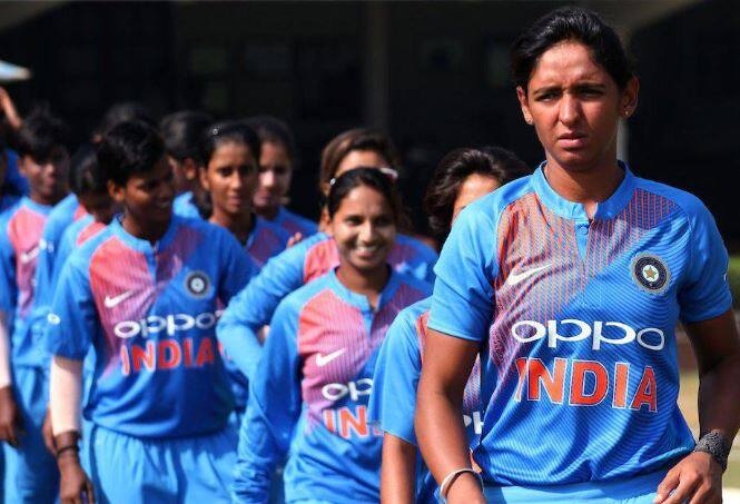 નવી દિલ્હી: ઇન્ટરનેશનલ ક્રિકેટ કાઉન્સિલે 2020માં ઑસ્ટ્રેલિયામાં રમાનાર મહિલા ટી-20 વર્લ્ડ કપનો કાર્યક્રમ જાહેર કરી દીધો છે. મહિલા ટી-20 વિશ્વ કપ 21 ફેબ્રુઆરીથી 8 માર્ચ સુધી રમાશે. મહિલા ટી-20 વર્લ્ડ કપ 2020માં દસ ટીમો ભાગ લઈ રહી છે. ટીમ ઇન્ડિયાનો પ્રથમ મુકાબલો ઑસ્ટ્રેલિયા સામે 21 ફ્રેબ્રુઆરી સિડનીમાં રમાશે. આ ટૂર્નામેન્ટ સિડની, કેનબરા, પર્થ અને મેલબર્નમાં રમાશે. 