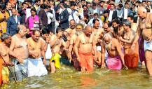 UPનાં મુખ્યમંત્રી યોગી આદિત્યનાથે મંત્રીઓ સાથે સંગમમાં લગાવી આસ્થાની ડૂબકી, જુઓ તસવીરો