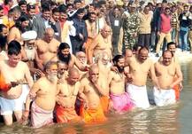 UPનાં મુખ્યમંત્રી યોગી આદિત્યનાથે મંત્રીઓ સાથે સંગમમાં લગાવી આસ્થાની ડૂબકી, જુઓ તસવીરો