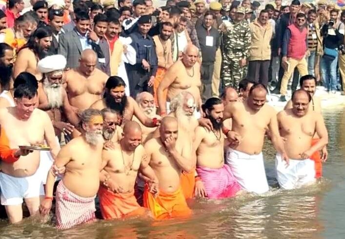 પ્રયાગરાજઃ ઉત્તરપ્રદેશનાં CM યોગી આદિત્યનાથે પહેલી વખત લખનઉની બહાર કુંભનગરી પ્રયાગરાજમાં કેબિનેટની બેઠક કરી હતી. આ બેઠક બાદ યોગીએ તેમનાં મંત્રીમંડળનાં સભ્યો સાથે સંગમમાં સ્નાન કર્યુ હતુ. 