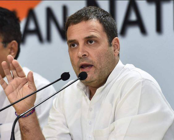 રાહુલ ગાંધીએ પ્રધાનમંત્રી નરેન્દ્ર મોદી પર પ્રહાર કરતાં કહ્યું, મોદીએ પૈસાવાળા લોકોને મેક્સીમમ ઇન્કમની ગેરંટી આપી, અમે ગરીબોને મીનીમમ ઇન્કમની ગેરંટી આપીશું.  સોમવારે રાહુલ ગાંધીએ કહ્યું હતું કે જો 2019માં કોંગ્રેસની સરકાર બનશે તો અમે દેશના બધા ગરીબોને લધુતમ આવકની ગેરંટી આપીશું.