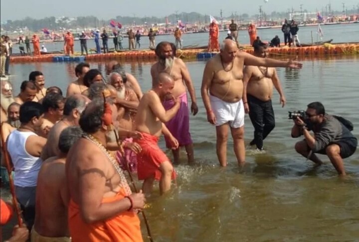 સંગમમાં સ્નાન પહેલા યોગી મંત્રીમંડળ સાથે સંગમ કિનારે સ્થિત વિશ્વ પ્રસિદ્ધ સૂઈ રહેલા હનુમાનજીનાં દર્શન પણ કર્યા હતા.