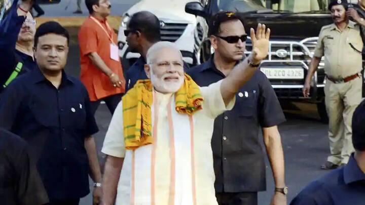 સુરતનો કાર્યક્રમ પતાવ્યા બાદ પીએમ મોદી દાંડી જવા રવાના થશે, ત્યાં રાષ્ટ્રીય નમક સત્યાગ્રહ સ્મારકને ખુલ્લુ મુકશે. બાદમાં સાંજે 6 વાગે સુરત ઇન્ડોર સ્ટેડિયમમાં એક યુથ સંમેલનમાં હાજરી આપવાના છે. 