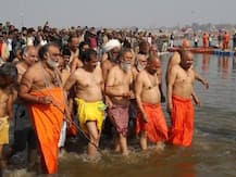 શશિ થરુરે કુંભ મેળાની તસવીર પૉસ્ટ કરી યોગી આદિત્યનાથની ઉડાવી મજાક, ટ્વીટર પર લખ્યુ- \'ઇસ સંગમ મેં સબ નંગે હૈ\'