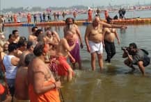 શશિ થરુરે કુંભ મેળાની તસવીર પૉસ્ટ કરી યોગી આદિત્યનાથની ઉડાવી મજાક, ટ્વીટર પર લખ્યુ- \'ઇસ સંગમ મેં સબ નંગે હૈ\'