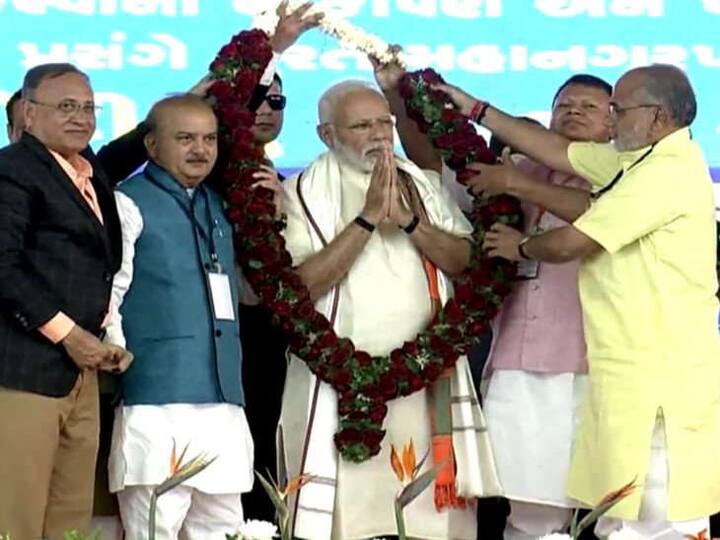 વડાપ્રધાનની સાથે સાથે મુખ્યમંત્રીએ પણ સુરતને સૌથી ફાસ્ટેસ્ટ ડેવલપિંગ સીટી ગણાવ્યુ હતું. કહ્યું શહેરનું આ એરપોર્ટથી વધુ પ્રગતિ કરશે. વાઇબ્રન્ટના કારણે રાજ્યનો વિકાસ થયો છે. ઉલ્લેખનીય છે કે, આજે સુરતના વિકાસની સાથે સાથે એરપોર્ટ પર રોજ 72 ફ્લાઈટ આવે છે એક દિવસમાં સાત શહેરને સાંકળતી ફ્લાઈટ શરૂ થઈ જે રેકોર્ડ છે.