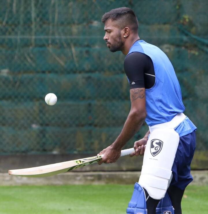 વિરાટની ગેર હાજરીમાં ટીમ ઈન્ડિયાના ઓપનર રોહિત શર્માને ટીમને કેપ્ટનશિપ સોંપવામાં આવી છે. હવે રોહિતના માથે ન્યૂઝિલેન્ડમાં ક્લિન સ્વીપ કરીને ઈતિહાસ રચવાની જવાબદારી છે. ભારત જો 4-0ની લીડ લઈ લશે તે 52 વર્ષમાં ન્યૂઝિલેન્ડમાં સૌથ મોટી જીત હશે. ભારતે પ્રથમ વખત 1967માં ન્યૂઝિલેન્ડનો પ્રવાસ કર્યો હતો.