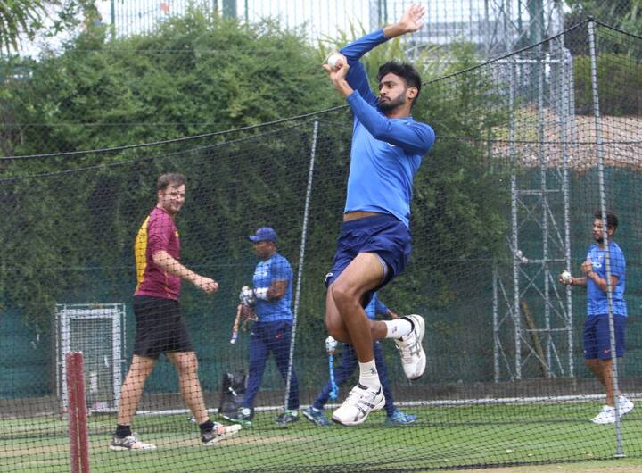 નવી દિલ્હીઃ વિજય રથ પર સવાર ટીમ ઈન્ડિયાએ ઓસ્ટ્રેલિયા બાદ ન્યૂઝિલેન્ડમાં પણ વન ડે શ્રેણી જીતી છે. પાંચ મેચની શ્રેણીની પ્રથમ ત્રણ મેચ જીતીને ક્લીન સ્વિપ તરફ આગળ વધી રહેલી ટીમ ઈન્ડિયા આવતીકાલે હેમિલ્ટનમાં ચોથી મેચ રમવા મેદાનમાં ઉતરશે. પરંતુ આવતીકાલની મેચમાં ભારતીય ટીમની જીત સરળ નહીં હોય, કારણકે ટીમ ઈન્ડિયાના કેપ્ટન વિરાટ કોહલીને આરામ આપવાનો ફેંસલો લેવામાં આવ્યો છે અને તે આગામી મેચોમાં રમવાનો નથી.