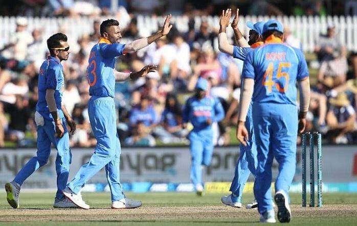 મેચનું લાઇવ બ્રૉડકાસ્ટિંગ સ્ટાર સ્પોર્ટ્સ અને ડીડી સ્પોર્ટ્સ પરથી જોઇ શકાશે. મેચનું ઓનલાઇન લાઇવ સ્ટ્રીમિંગ હૉટસ્ટાર પરથી નીહાળી શકાશે. 