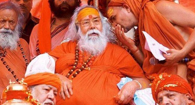 પ્રયાગરાજમાં ધર્મસંસદનું નેતૃત્વ કરી રહેલા શંકરાચાર્ય સ્વામી સ્વરૂપાનંદ સરસ્વતી દ્વારા નિવેદન જાહેર કરીને કહેવામાં આવ્યું કે, અમે પ્રથમ તબક્કામાં હિન્દુઓની મનોકામનાની પૂર્તિ માટે 21 ફેબ્રુઆરી, 2019ના રોજ પ્રથમ ઇંટ મુકવાનું નક્કી કર્યું છે. વસંત પંચમી બાદ અમે પ્રયાગથી અયોધ્યા પ્રસ્થાન કરીશું. આ માટે અમારે ગોળી ખાવી પડે તો તે માટે પણ તૈયાર છીએ. 