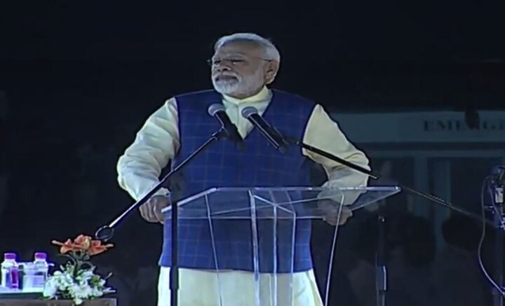 Prime Minister Naredra Modi Addresses New india Youth Conclave at indoor stadium in surat સુરતમાં ન્યુ ઇન્ડિયા યુથ કોન્કલેવમાં PM મોદીએ કહ્યું- ચાર પેઢીથી રાજ કરનારાઓને એક ચાવાળો પડકારી રહ્યો છે