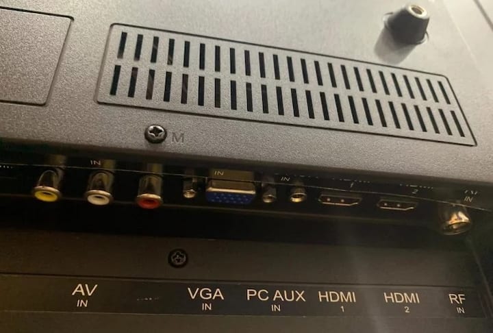 આ ટીવીમાં, કંપની 10 વૉટના સ્પીકર્સ સાથે સેમસંગ અને એલજી પેનલ્સને આપી રહી છે. ટીવીમાં 4.4 એન્ડ્રોઇડ ઑપરેટિંગ સિસ્ટમ આપવામાં આવી છે. ટીવીમાં, ફેસબુક જેવી એપ્લિકેશન્સ, પહેલેથી જ ઇન્સ્ટોલ થઈ જશે, તેમજ એપ્લિકેશનને અલગથી ઇન્સ્ટોલ કરવાની એક વિકલ્પ હશે. ટીવીમાં 4 જીબી રેમ અને 512 એમબી સ્ટોરેજ છે. ટીવી સાથે, કંપની સાઇટ પર વોરંટી અને ઓનઇટ સર્વિસ પણ પ્રદાન કરશે.