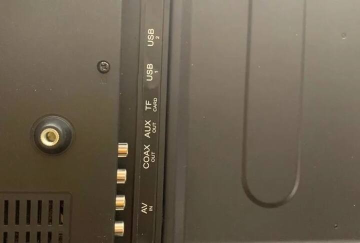 ટીવીમાં 2 એચડીએમઆઇ પોર્ટ્સ અને બે યુએસબી પોર્ટ પણ છે. તેણે કહ્યું કે આ ટીવીમાં પણ ગેમનો આનંદ માણી શકાય છે. તેણે કહ્યું કે આ ટીવીને ગૂગલ પ્લે સ્ટોર પર સેમી એપ્લિકેશન ડાઉનલોડ કરીને ખરીદી શકાય છે.