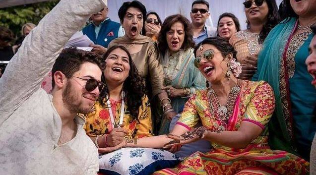 પ્રિયંકાએ એલિન ડિઝેનરસના જાણીતા ચેટ શોમાં જણાવ્યું કે, આ લગ્નમાં અમે 200 મહેમાનોને જ બોલાવ્યા હતા, જેમાં પરિવારના જ લોકો મોટાભાગે સામેલ થયા હતા. મેં લગ્નમાં બધાને કેમ ન બોલાવ્યા તે વાતથી મારી માતા નારાજ હતી. તે મને કહેતી હતી કે તે તારા હેર ડ્રેસર, જ્વેલરી ડિઝાઇનરને કેમ ન બોલાવ્યા.