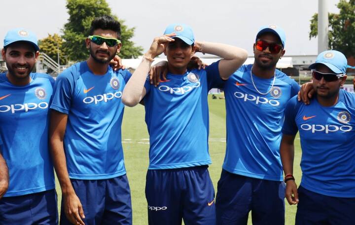 હેમિલ્ટનઃ અત્રેના સીડોન પાર્ક મેદાનમાં રમાઇ રહેલી ચોથી વન ડેમાં યજમાન ન્યૂઝિલેન્ડે ટોસ જીતીને પ્રથમ ફિલ્ડિંગ કરવાનો નિર્ણય લીધો છે. ટીમ ઈન્ડિયાના કેપ્ટન વિરાટ કોહલીને આરામ આપવામાં આવ્યો છે. તેના સ્થાને શુભમન ગિલને સ્થાન આપવામાં આવ્યું છે. ગિલની આ ડેબ્યૂ મેચ છે. ધોનીએ ગિલને ડેબ્યૂ કેપ આપી હતી.