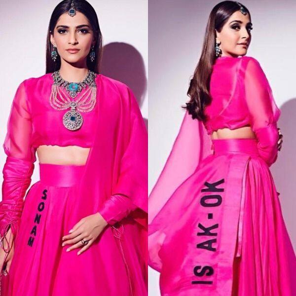 આ પહેલા ઈશા અંબાણીનાં લગ્નમાં પણ સોનમે પોતાના નામવાળો ડ્રેસ પહેરેલો.