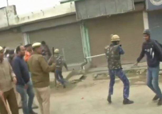  ઝિંદ વિધાનસભાની બેઠકની પેટાચૂંટણીમાં સાતમા રાઉંડની ગણતરી બાદ મતદાન ગણતરી કેન્દ્ર બહાર વિરોધ પક્ષોના સમર્થકોએ ભારે હોબાળો મચાવ્યો હતો. કોંગ્રેસના સમર્થકોએ મતગણતરીમાં ખોટું થયું હોવાનો આરોપ લગાવતા હોબાળો મચાવવાનું શરૂ કરી દીધું હતું. સ્થિતિને કાબુમાં લેવા પોલીસે લાઠીચાર્જ કર્યો હતો. 