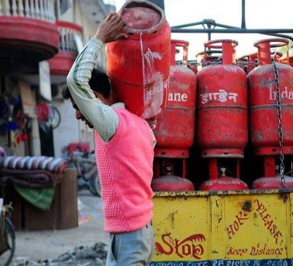 આ પહેલા એક ડિસેમ્બરના સબસિડીવાળા સિલિન્ડર પર 6.52 રૂપિયા અને એક જાન્યુઆરીના 5.91 રૂપિયા ઘટાડવામાં આવ્યા હતા. સિલિન્ડરના ભાવમાં ઘટાડો થવાનું મુખ્ય કારણ અંતરરાષ્ટ્રીય બજારમાં તેની કિંમતમાં ઘટાડો અને અમેરિકી ડોલરના મુકાબલે રૂપિયાની સ્થિતિમાં સુધારો થવો છે. 