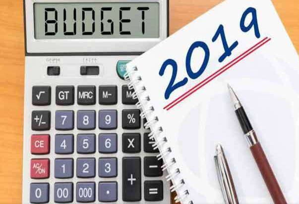 નવી દિલ્હી: લોકસભા ચૂંટણી પહેલા મોદી સરકાર આજે લોકસભામાં દેશનું અંતરિમ બજેટ રજૂ કરશે. અમેરિકામાં સારવાર કરાવી રહેલા નાણા મંત્રી અરૂણ જેટલીની ગેરહાજરીમાં આ બજેટ પીયૂષ ગોયલ રજૂ કરશે. 31 જાન્યુઆરીથી શરૂ થયેલું સંસદનું બજેટ સત્ર 13 ફેબ્રુઆરી સુધી ચાલશે અને આ વર્તમાન સરકાર મુજબ સંસદનું છેલ્લુ સત્ર હશે. આ બજેટને લઈને ટેક્સ પેયર્સથી લઈને સેક્ટર્સ સુધી તમામને રાહત મળે તેવી આશા છે. 