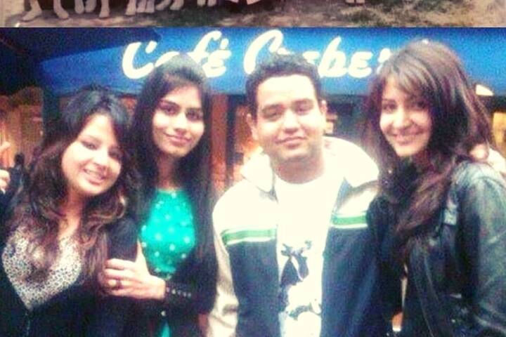 અનુષ્કાએ સાક્ષી સાથે આ વાત વર્ષ 2013માં એક ઇવેન્ટમાં શેર કરી હતી. અનુષ્કાએ જણાવ્યું કે, સાક્ષી અને હું એક નાના શહેરમાં સાથે રહ્યાં છીએ. જ્યારે તેણે કહ્યું કે તે આસામમાં રહી છે અને સ્કૂલનું નામ જણાવતાં મેં એને કહ્યું કે હું પણ ત્યાં જ ભણી છું. અનુષ્કાએ જણાવ્યું કે, આ વાત થયા પછી ઘરમાંથી તેને સ્કૂલની એક તસવીર મળી હતી. જેમાં તે સાક્ષી સાથે છે.