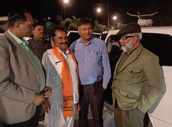 ગુજરાતમાં હાલમાં લગ્નના માહોલ વચ્ચે ગુજરાતના ડેપ્યુટી સીએમ નીતિન પટેલના પુત્રના લગ્ન હતાં. નીતિન પટેલના પુત્ર સન્નીનાં લગ્ન સ્વરા સાથે થયા. આ લગ્નનું ભવ્ય રિસેપ્શન અમદાવાદના ભાડજ સર્કલ સ્થિત ખાનગી પાર્ટી પ્લોટમાં રાખવામાં આવ્યું હતું જેમાં ઉદ્યોગપતિ સહિત ઉચ્ચ નેતાઓએ હાજરી આપી હતી. 