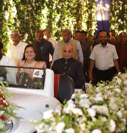 નીતિન પટેલના પુત્રના રિસેપ્શનમાં ઉદ્યોગપતિ, ભાજપના મંત્રીઓ સહિત ધારાસભ્યો અને ભાજપના આગેવાનો ઉપસ્થિત રહ્યા હતાં. આ ઉપરાંત સમાજના સગા-સંબંધો સહિત અગ્રણીઓ હાજર રહ્યા હતાં. આ ઉપરાંત કોંગ્રેસના નેતાઓ પણ હાજર રહ્યા હતાં. 