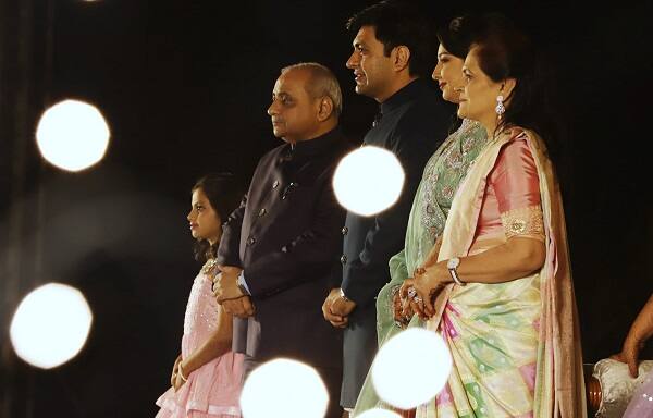 અમદાવાદ: ગુજરાતના ડેપ્યુટી સીએમ નીતિન પટેલના પુત્ર સન્નીના થોડા દિવસ પહેલાં લગ્ન થયા હતાં. નીતિન પટેલના પુત્ર સન્નીનાં લગ્ન સ્વરા સાથે લગ્નગ્રંથીથી જોડાયો હતો. આ લગ્નનું ભવ્ય રિસેપ્શન અમદાવાદના ભાડજ સર્કલ સ્થિત ખાનગી પાર્ટી પ્લોટમાં રાખવામાં આવ્યું હતું જેમાં ભાજપના દિગ્ગજ નેતાઓને પણ આમંત્રણ આપવામાં આવ્યું હતું.